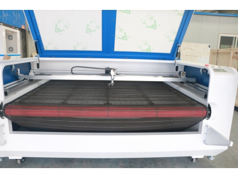  China Best CO2 laser cutting machine for fabric cloth 